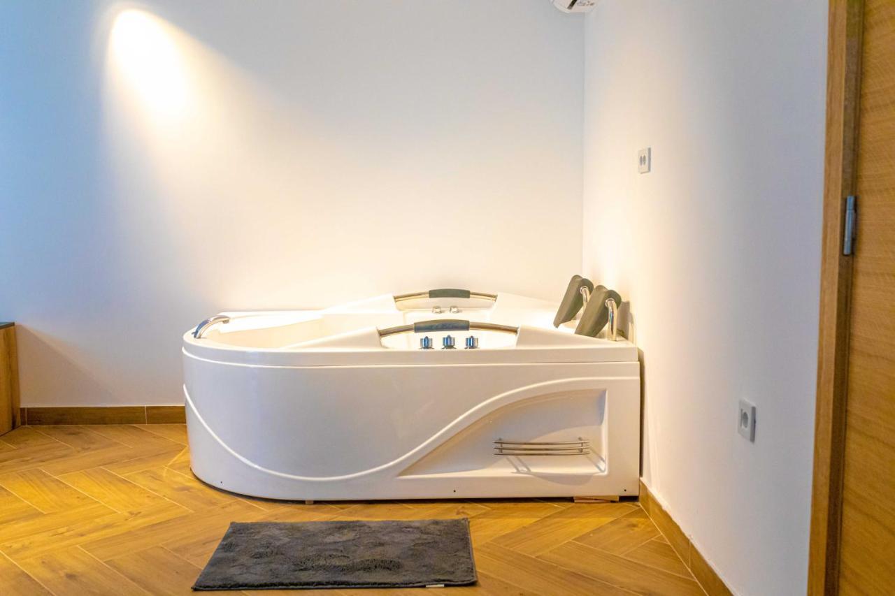 City Escape Luxury Villa Zuce Eksteriør bilde
